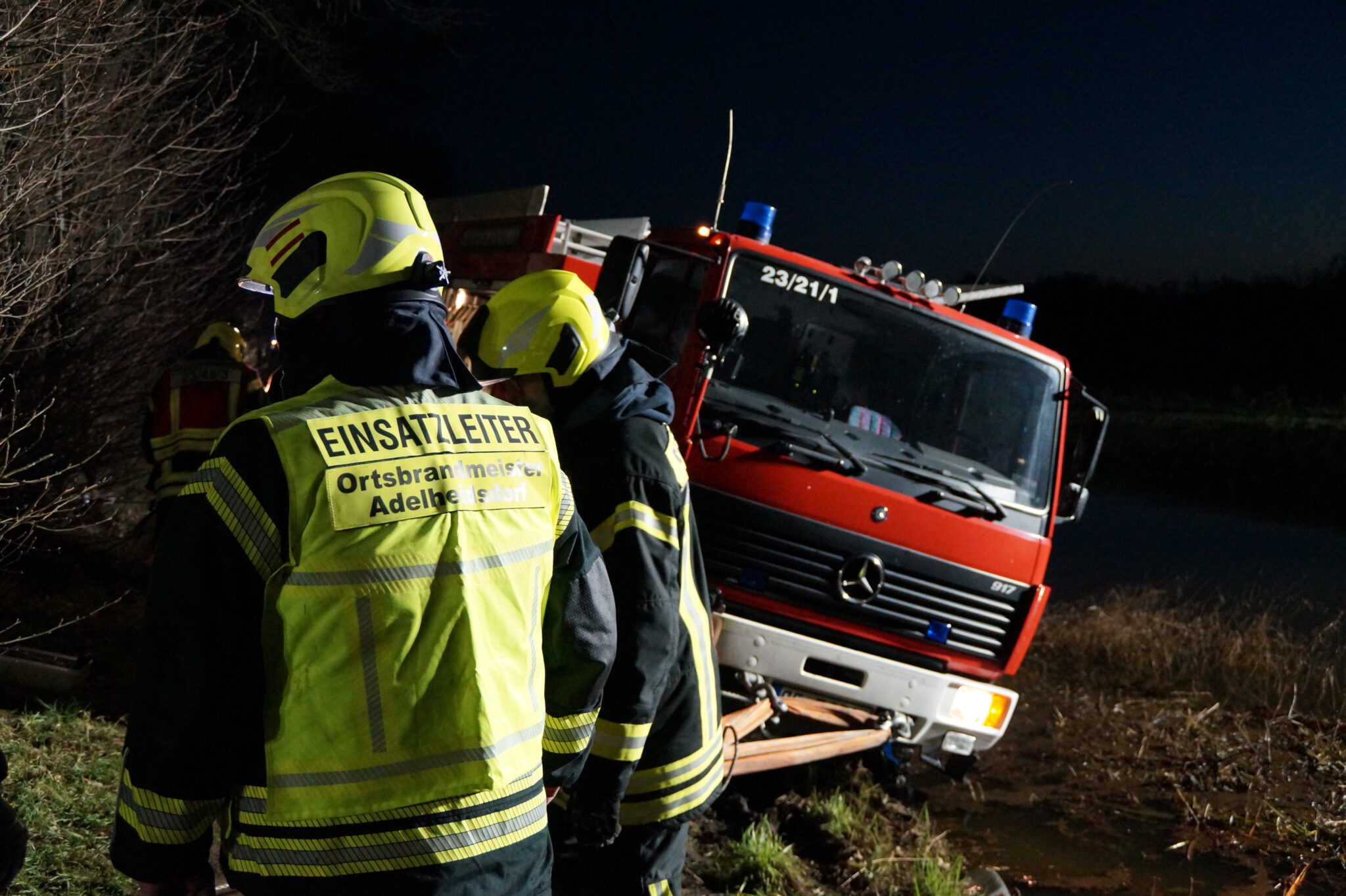 Umfangreiche Feuerwehrfahrzeugbergung