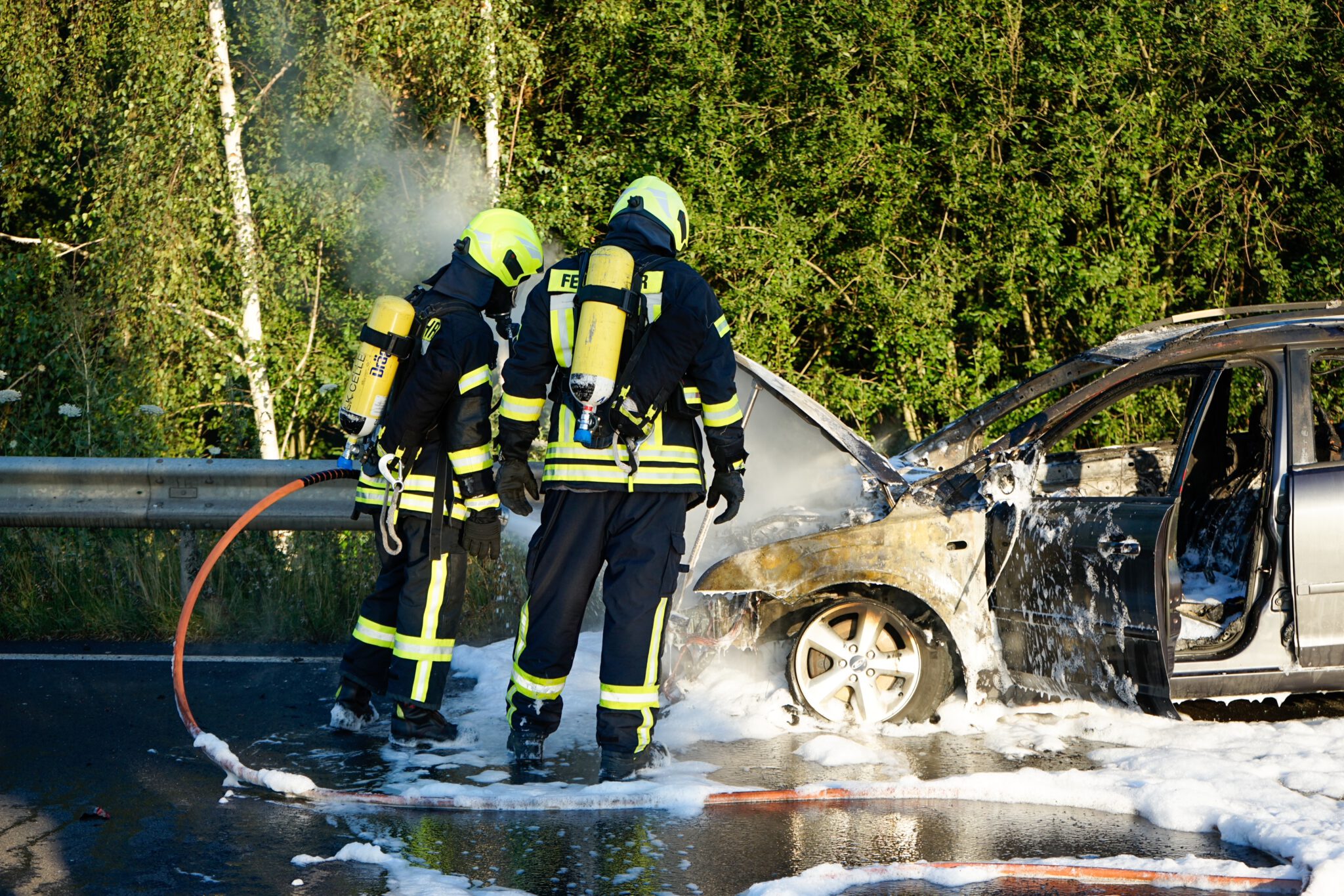 PKW-Brand auf Bundesstraße