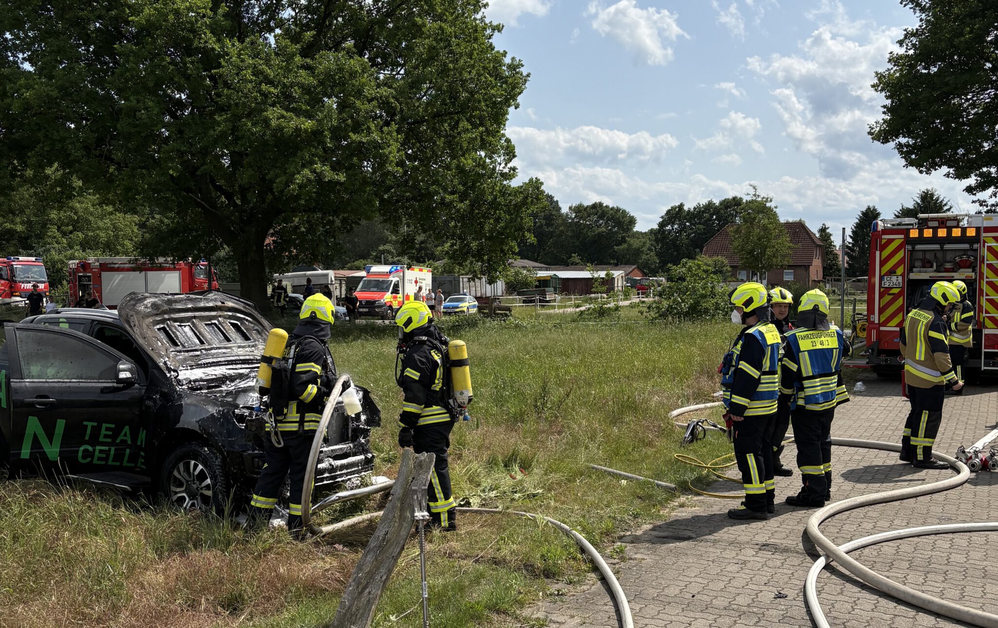 PKW brennt unter Carport – Feuer droht auf das Gebäude überzugreifen