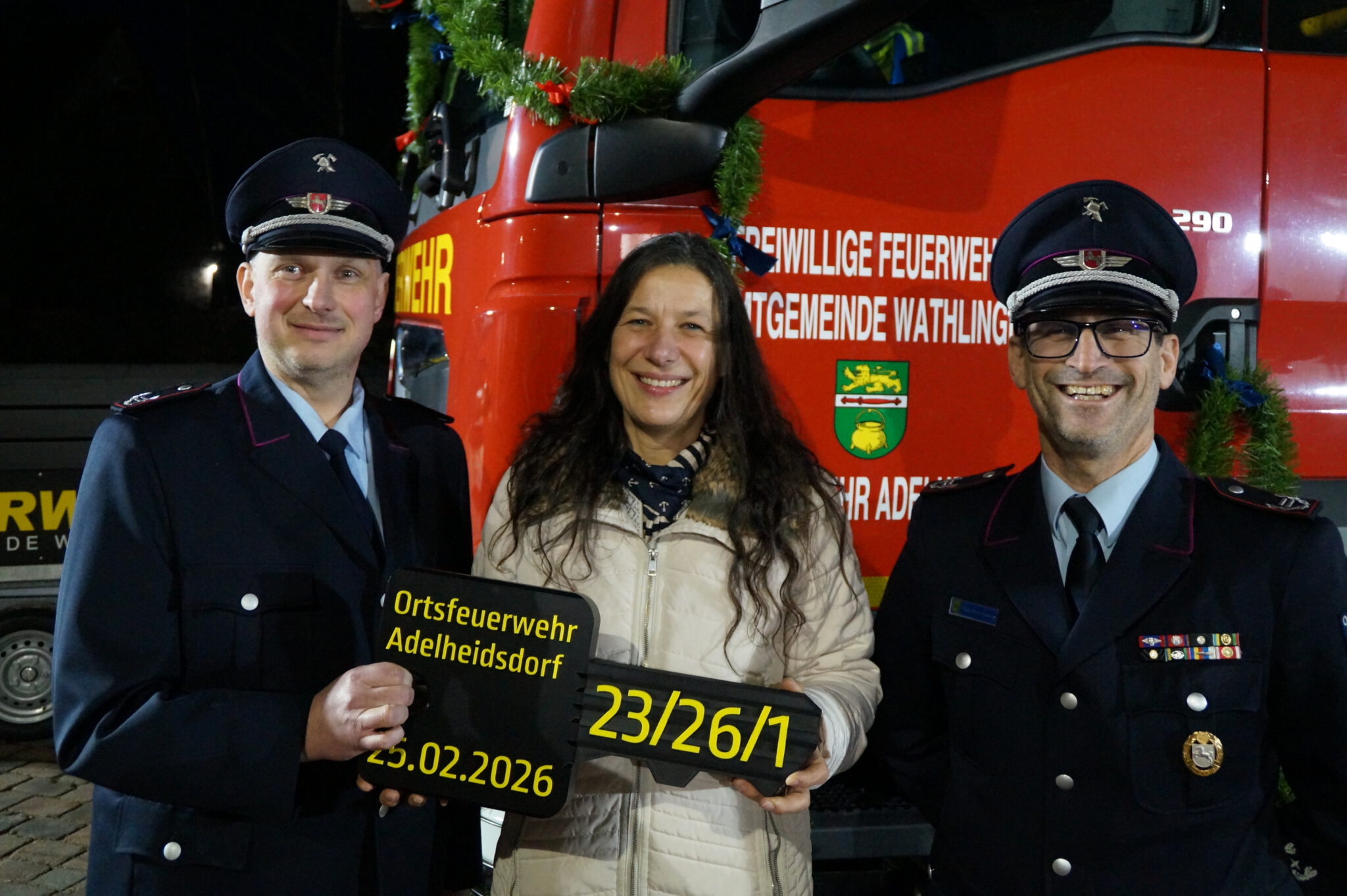 Übergabe eines Tanklöschfahrzeuges und eines Logistikanhängers an die Ortsfeuerwehr Adelheidsdorf