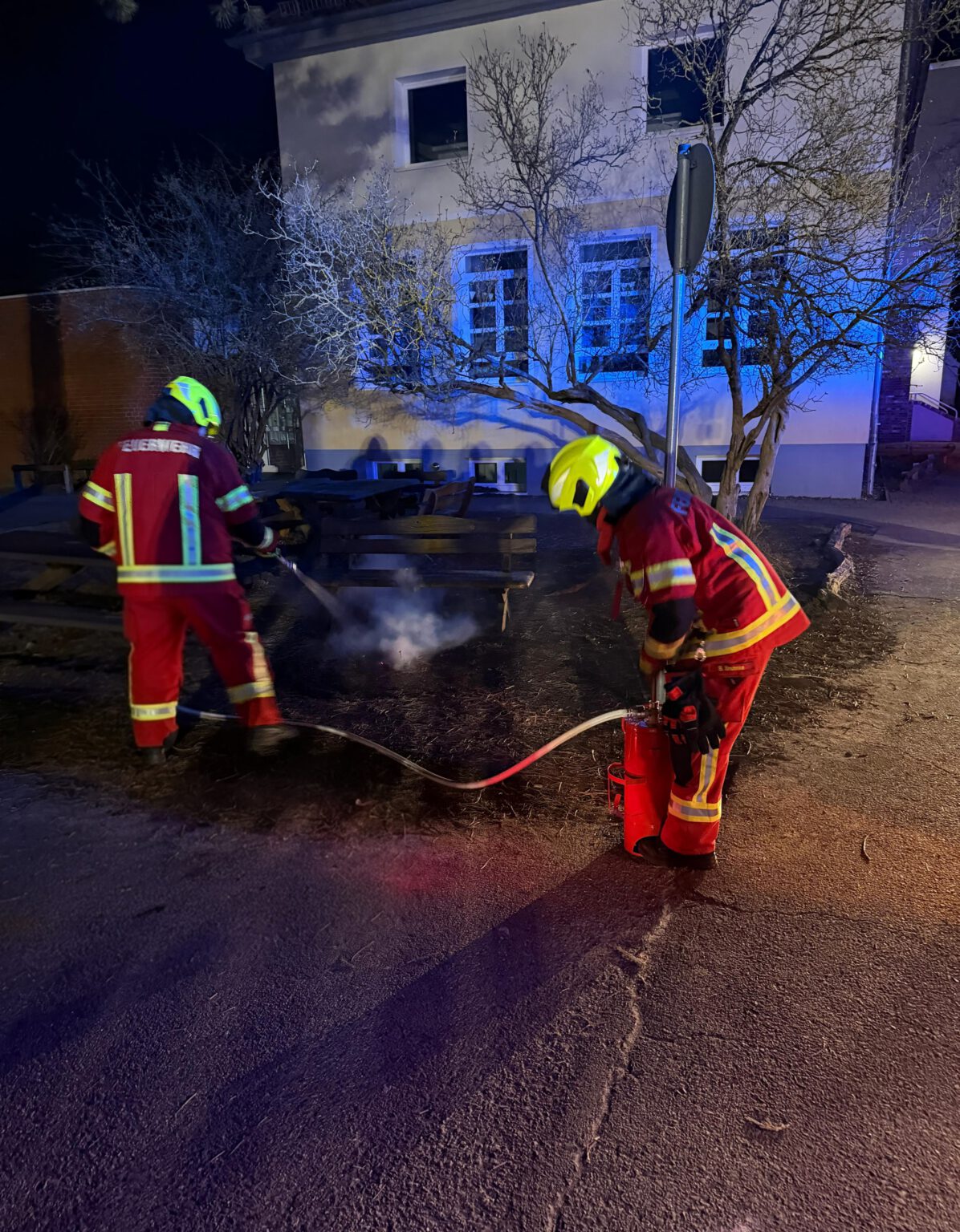 Unklares Feuer auf dem Schulhof